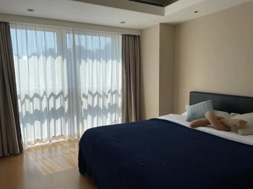 1 queen bed, 1 sofa bed