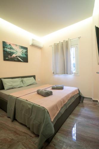 1 queen bed, 1 sofa bed