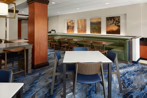 Fairfield Inn & Suites Bedford - image 13