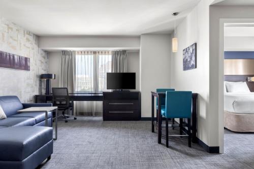 1 queen bed, 1 sofa bed