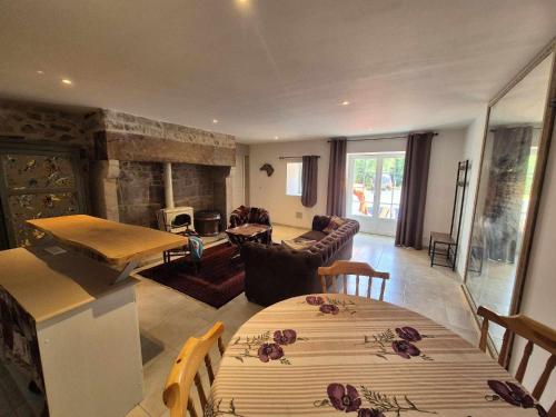 Gite équestre, belle maison ancienne en pierre (Gite equestre, belle maison ancienne en pierre) in 塔納克