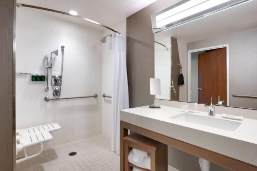 Courtyard by Marriott Phoenix Mesa Gateway Airport - image 7