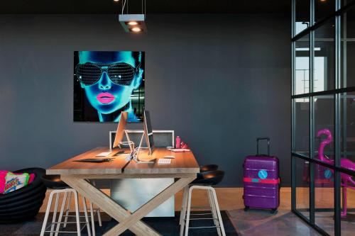MOXY Vienna Airport - image 7