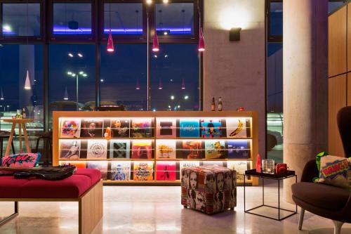 MOXY Vienna Airport - image 12
