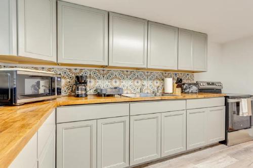 Mid-Town Cave for 6 Guests 3 Bedroom 1 Bath