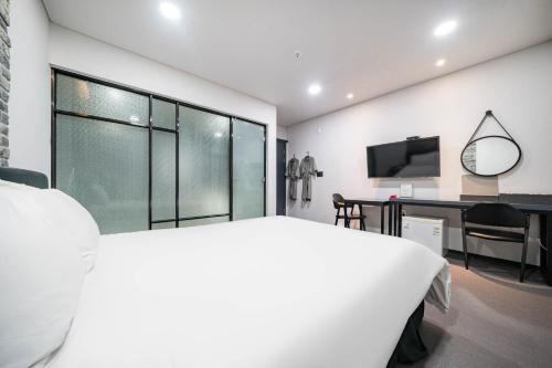 Gangneung Gyeongpodae Hotel Cube (1)