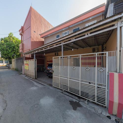 RedDoorz near RS Permata Cirebon – Cirebon, OH