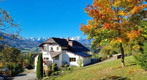 Apartment with Mountain View