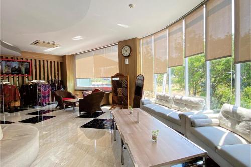 Front One Hotel Airport Solo near Adisumarmo International Airport