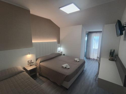 2 queen beds, 1 twin bed