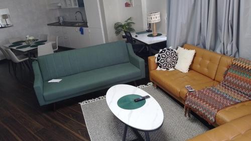Cozy and spacious apartment- 5min walk to metro - image 3
