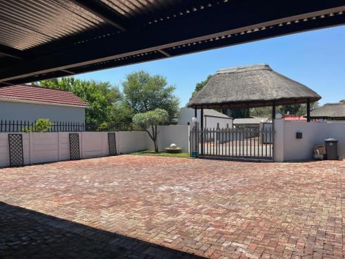 Exterior view of La Belle Guesthouse Parys