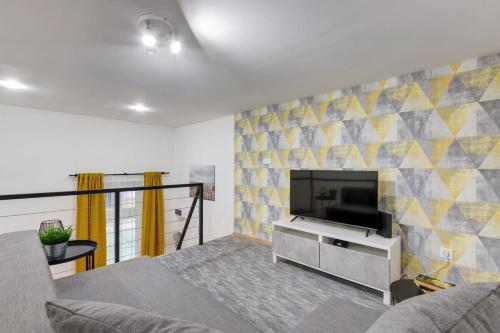 Central - NEW - Modern - image 13