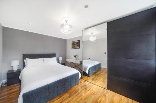 A beautiful stylish 2 Bedroom Apartment -City of London, Londyn