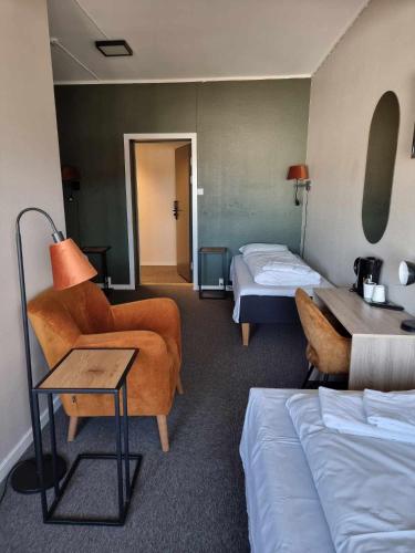 3 twin beds