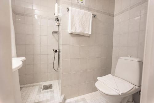 Standard Twin Room image 7