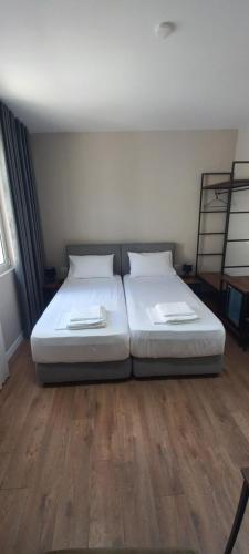 Double or Twin Room image 5