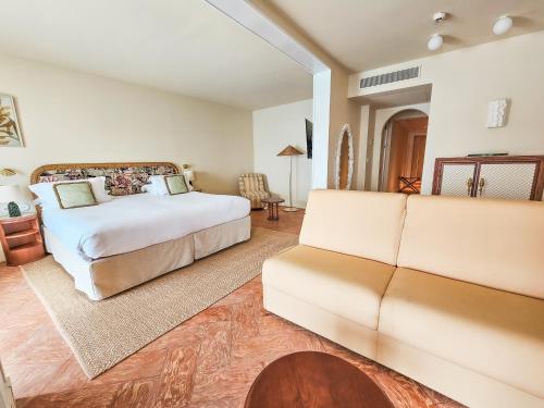 596315359 Hôtel La Pérouse Nice Baie des Anges
