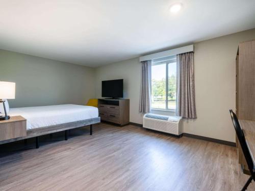 Queen Room with Bathtub w/Grab Bars - Mobility Accessible/Non-Smoking