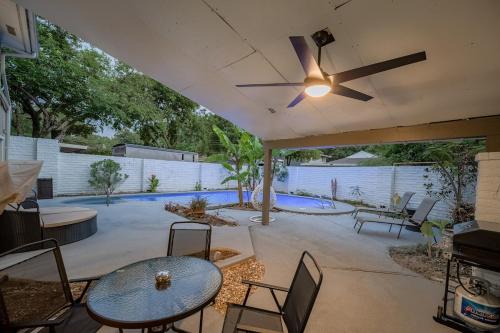 5Br 2 5Baths with a Private Pool and Cinema Dallas in Dallas, USA