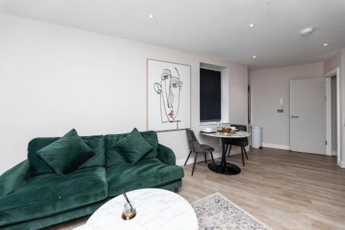 Stylish City Centre Flat - Walk to Trinity & Station - Tap to explore photos
