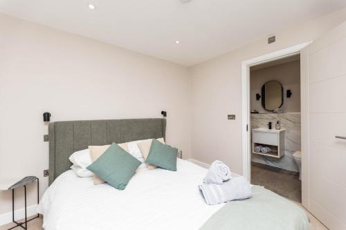 Stylish City Centre Flat - Walk to Trinity & Station, Leeds (photo 4)