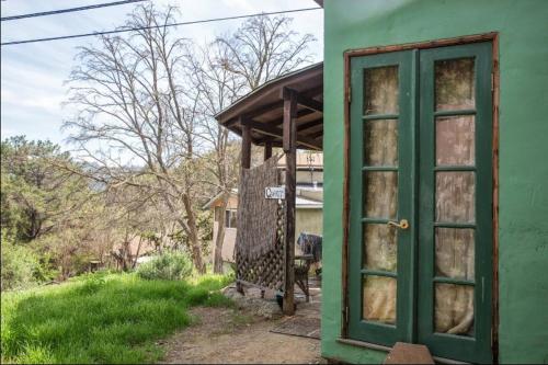 Backpackers Dream with detached bathroom, private trails and creek! in Topanga Park, USA