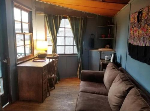 Quaint Cabin with private Trails & Creek