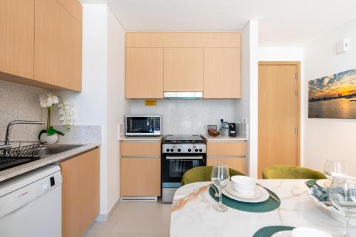 Elegant 1BR Apart with Beach Access in Dubai Creek, Dubái (foto 3)