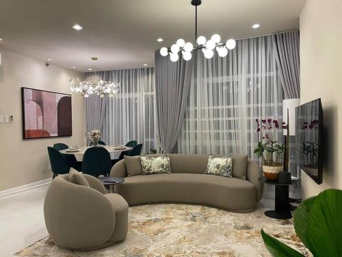 QUITE Euro Luxe 3BR 7 mins walk to high street, Manila