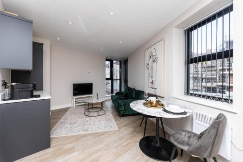 Stylish City Centre Flat - Walk to Trinity & Station, Leeds (photo 8)
