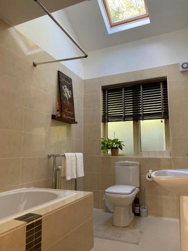 Double bedroom with private toilet and shower, easy to city center, Dublín (foto 9)