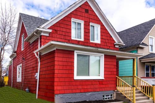 Spacious 5BR, Game Room, 5 Mins to Falls in Niagara Falls, USA