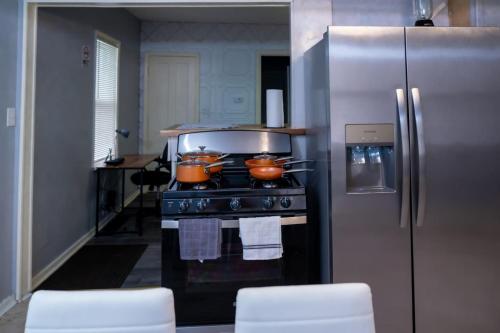 Two Homes, 5 Min to Falls, Sleeps 20, 4 Min Apart in Niagara Falls, USA