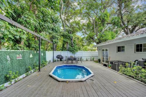 8BR-4BA Spacious House, Sleeps 20, Pool, Fenced Yd