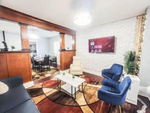 10 Mins to Airport Apt with King Beds