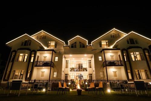 Walisons Homestay Spirea 3 - BHK with Balcony B2 - Srinagar Walisons Homestay Spirea 3 - BHK with Balcony B2 - Srinagar