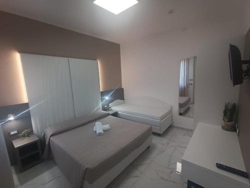 2 queen beds, 2 sofa beds