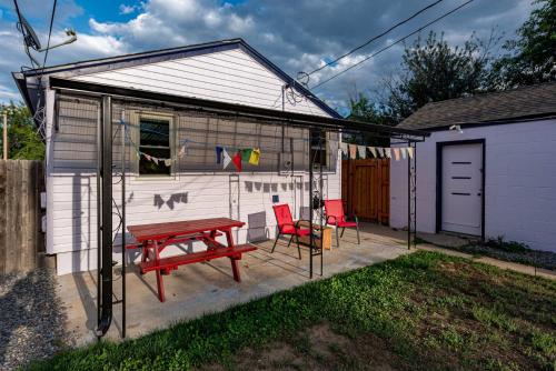 Private Bungalow with Kids Playset in Regis