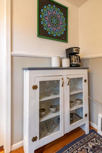 Private Bungalow with Kids Playset in Regis