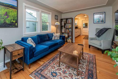 Private Bungalow with Kids Playset in Regis