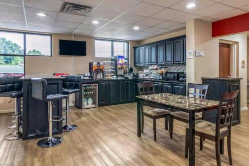 Econo Lodge Opelika - image 12