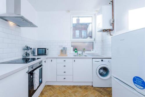 Comfy Four Bedroom House with parking - Tap to explore photos