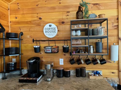 Mtn Views-firepit-dogs-coffeetea Bar-kingbeds in Dysartsville, USA