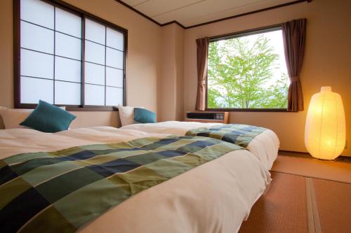 2 twin beds, 2 futon beds