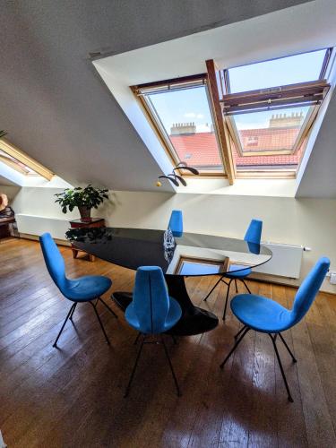 Guestrooms, rooftop with garden, spacious living room, character and fireplace, Praga (foto 3)