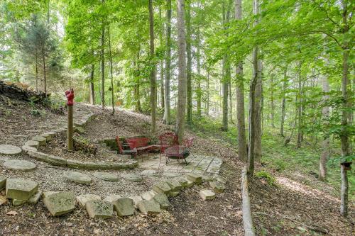 Byrdstown Cabin - with Fire Pit, Near Marina and Lake! in Frogue, USA