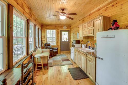 Byrdstown Cabin - with Fire Pit, Near Marina and Lake! in Frogue, USA