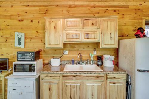 Byrdstown Cabin - with Fire Pit, Near Marina and Lake! in Frogue, USA