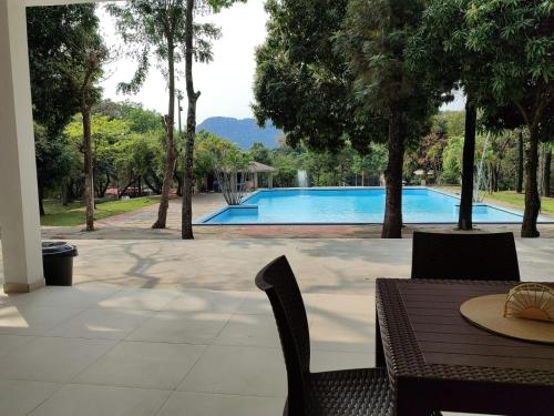 餐廳, Tower Suites in 皮里韋維